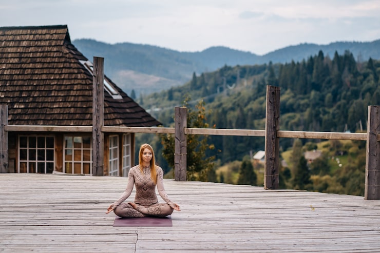 Friedliche Meditation am See mit Bergen im Hintergrund
